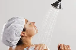 移植后可以正常洗澡，但要注意避免冲热水对身体带来伤害