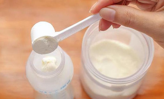宝宝喝生牛乳奶粉的优缺点大揭秘，虽然增强免疫力但易乳糖不耐受