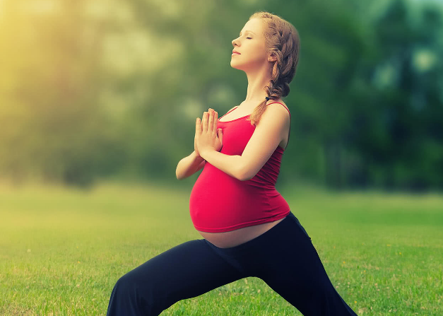 孕早期瑜伽每天必练8个动作，金刚坐能帮助孕妇肠胃系统消化