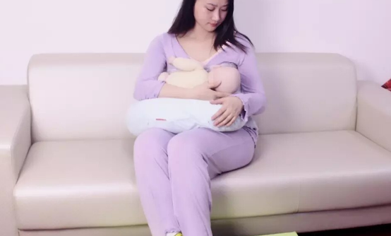 新生儿喂养母乳的正确姿势图解，侧卧、盘腿看个人喜好