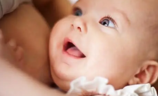 新生儿喂养母乳的正确姿势图解，侧卧、盘腿看个人喜好